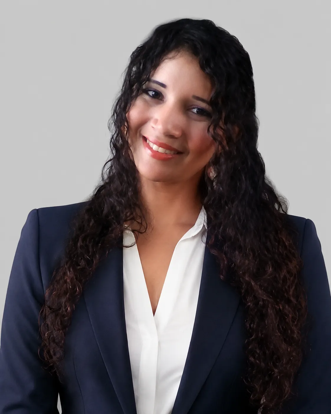 Yenessis Salazar — CEO & Directora Legal de sinerg-IA